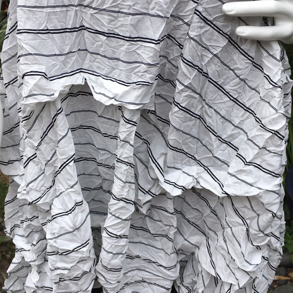 COMFY Sleeveless Crinkle Dress in Black & White - Picture 3 of 8